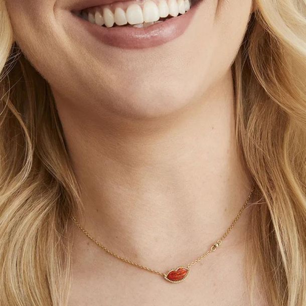 Red kendra shop scott necklace