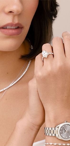 Woman wearing a REEDS ECONIC lab-grown diamond engagement ring